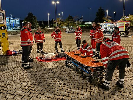 SEG Erstversorgung Hardt: Beim Übungsabend übt das DRK Eggenstein-Leopoldshafen die Lagerung von Patienten DRK Eggenstein-Leopoldshafen trainiert beim Übungsabend der SEG Erstversorgung die Lagerung von Patienten