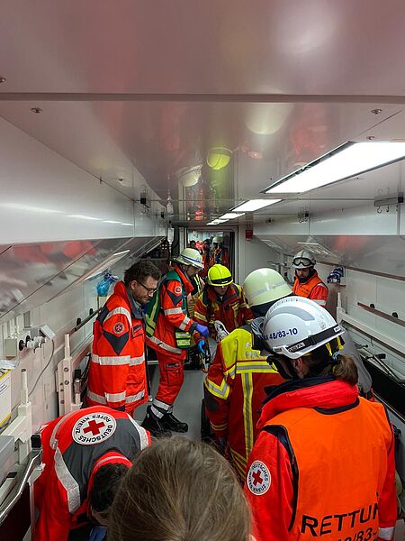 Großübung in Forst: Mitglieder des DRK Eggensteinleopoldshafen transportieren Patienten aus dem entgleisten Zug