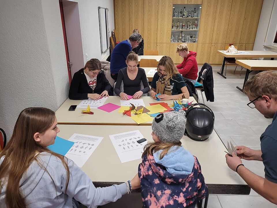 JRK Eggenstein-Leopoldshafen faltet Kraniche Kinder und Jugendliche des Jugendrotkreuzes (JRK) Eggenstein-Leopoldshafen basteln gemeinsam Origami-Kraniche.