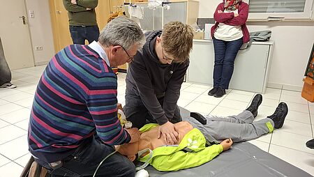 Reanimation üben: Unsere Einsatzkräfte frischen die Herz-Lungen-Wiederbelebung auf Zwei Einsatzkräfte üben die Herz-Lungen-Wiederbelebung an einer Puppe.