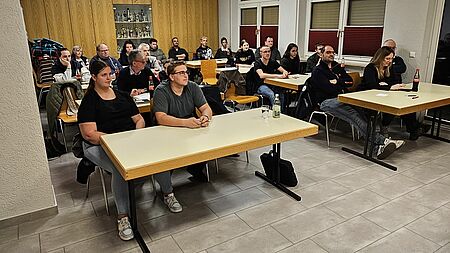 Mitglieder des DRK Eggenstein-Leopoldshafen wählen die neue Bereitschaftsleitung.