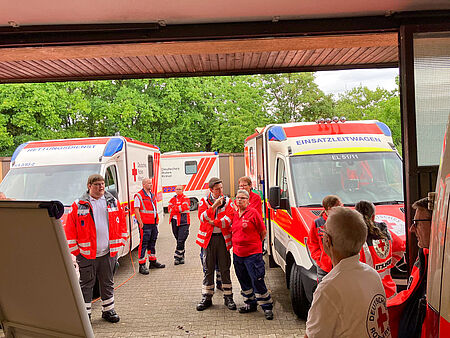 DRK Einsatzbesprechung vor Einsatzfahrzeugen