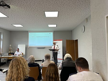 Mitgliederversammlung 2026 des DRK Eggenstein-Leopoldshafen Manfred Berger spricht bei der Mitgliederversammlung des DRK Eggenstein-Leopoldshafen