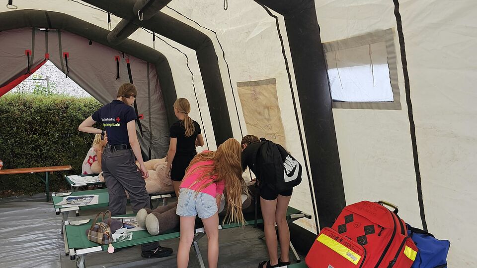 Kindersommerfest 2026 in Eggenstein: Kinder verarzten Teddybären im Bärenhospital des Jugendrotkreuz Eggenstein-Leopoldshafen