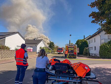 DRK Eggenstein-Leopoldshafen versorgt die Einsatzkräfte der Feuerwehr medizinisch DRK Eggenstein-Leopoldshafen versorgt die Einsatzkräfte der Feuerwehr medizinisch